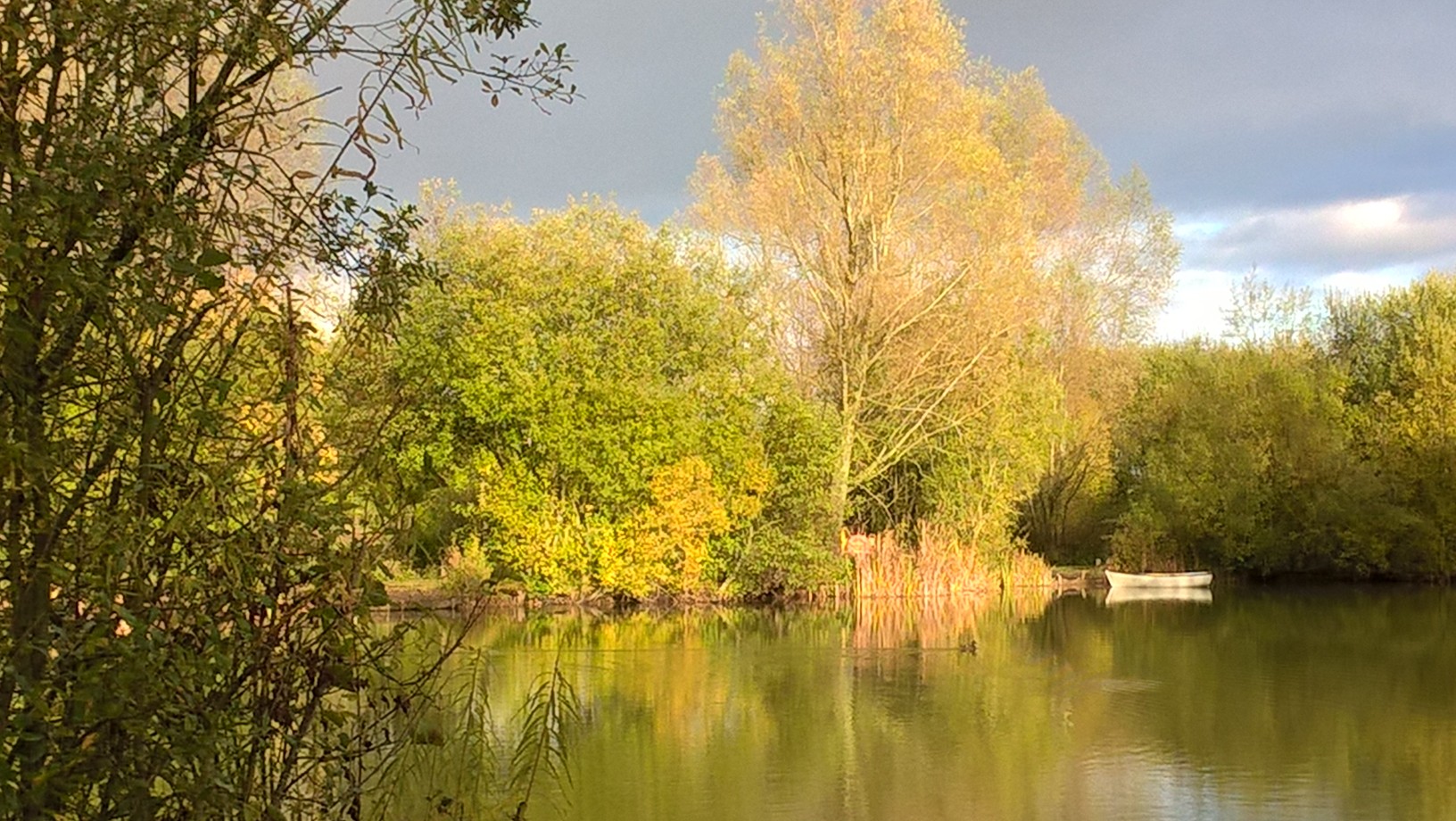 Frobury Farm lake in autumn
